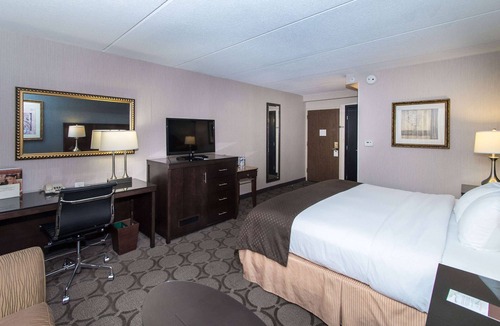 Crosswoods Hotel | Wyndham Columbus