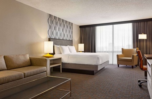 Fort Smith Hotel | Wyndham Fort Smith City Center