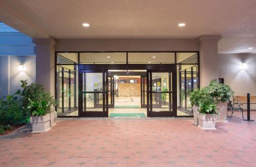 Downtown Little Rock Hotel | Wyndham Grand Executive Center Little Rock Airport