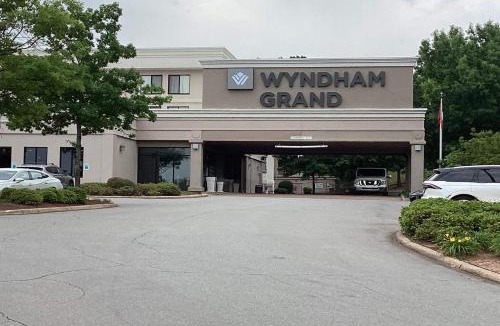 Downtown Little Rock Hotel | Wyndham Grand Executive Center Little Rock Airport