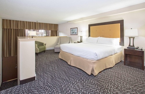 Downtown Little Rock Hotel | Wyndham Grand Executive Center Little Rock Airport