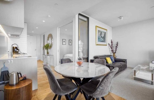 Werribee South Apartment | Wyndham Harbour Luxury Bayside Haven with parking