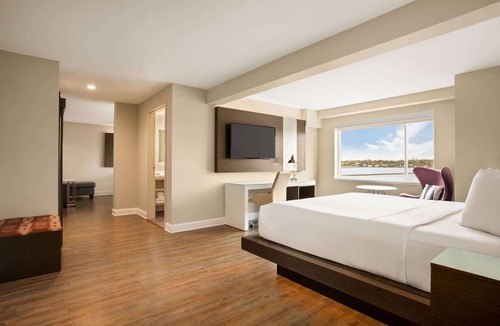 Newport East Hotel | Wyndham Newport Hotel