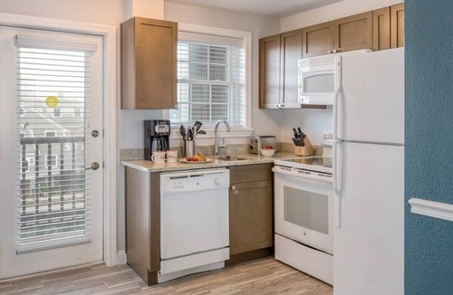 Yachting Village Condo | Wyndham Newport Onshore|1BR/1BA Balcony King Suite