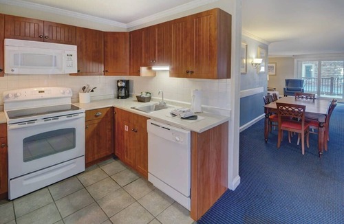 Yachting Village Condo | Wyndham Newport Onshore|1BR/1BA Balcony King Suite