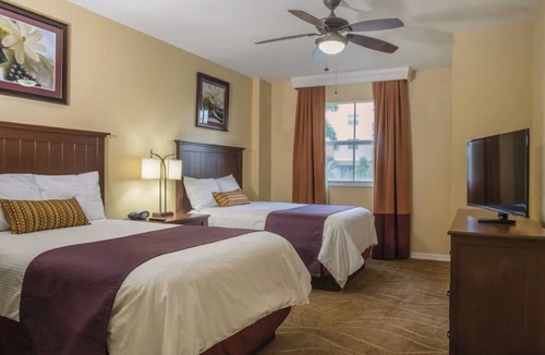 Survey Creek Resort | Wyndham Palm-Aire 2BR Suite Pool & Resort Access