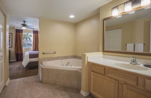 Survey Creek Resort | Wyndham Palm-Aire 2BR Suite Pool & Resort Access