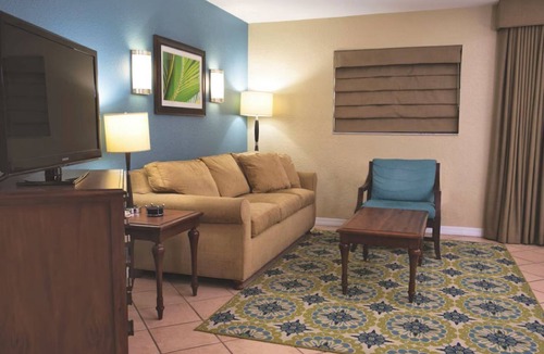 Survey Creek Resort | Wyndham Palm-Aire 2BR Suite Pool & Resort Access