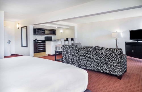Foothill Farms Hotel | Wyndham Sacramento