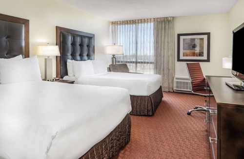 Foothill Farms Hotel | Wyndham Sacramento