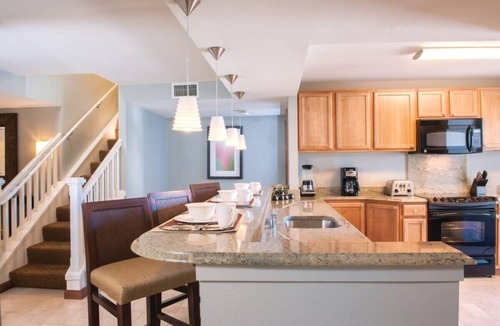 Waikiki Condo | Wyndham Waikiki Beach Walk|Two 2BR/2BA Suites