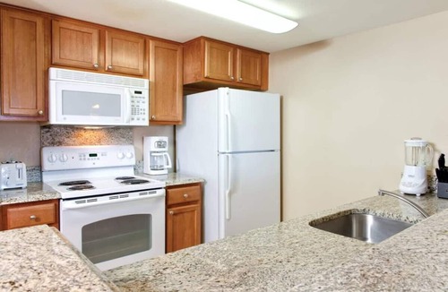 Waikiki Condo | Wyndham Waikiki Beach Walk|Two 2BR/2BA Suites