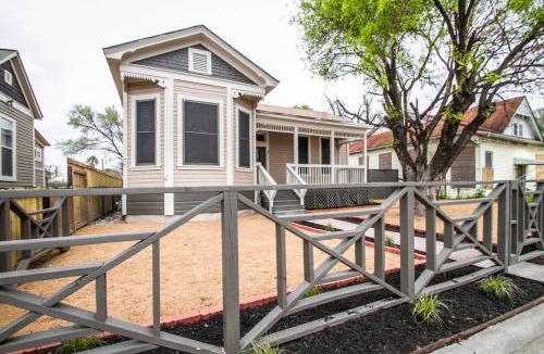 Historic Garderns House | Wyoming St Restored Historic 2BR/1BA Downtown