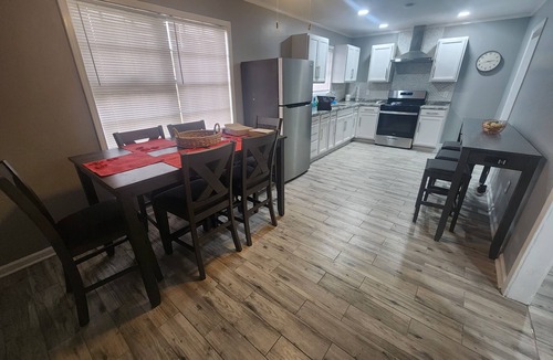 Hollandale House | X Marks the Spotn3 Bedrooms, 4 Beds, 1 bathroom House. Newly remodeled.