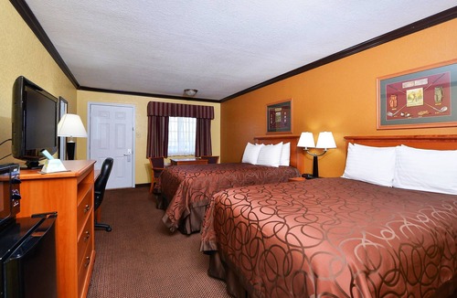 Center Hotel | Xecutive Inn and Suites
