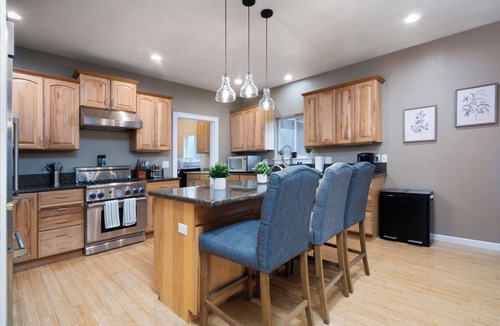 Winchester House | Xenia Retreat- North Roseburg Area Family Retreat with Seasonal Pool