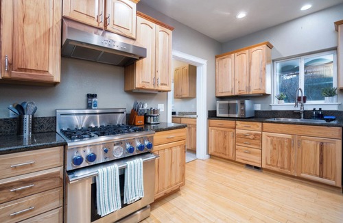 Winchester House | Xenia Retreat- North Roseburg Area Family Retreat with Seasonal Pool