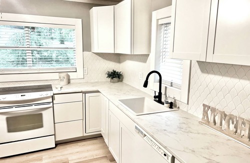 Ashdown House | XL Airjetted tub, pet free smoke free home, Ashdown AR extra Clean & cozy