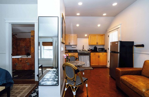 Historic Railroad District Apartment | XL Premier Suite