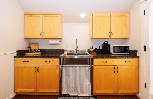 Historic Railroad District Apartment | XL Premier Suite