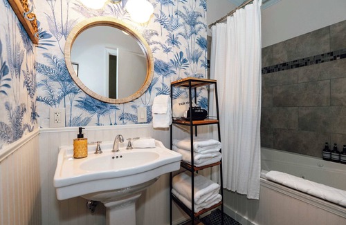 Historic Railroad District Apartment | XL Premier Suite