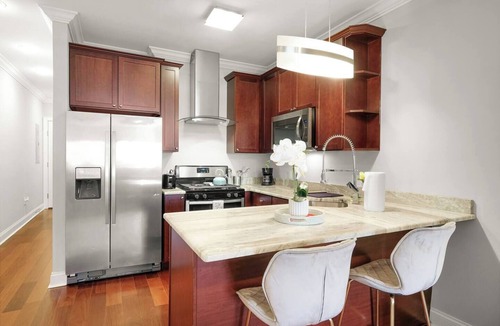 Olde Kensington Apartment | XL Studio - Studio with Pool & Scenic Rooftop