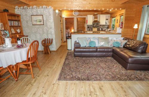 Henryd House | Y Caban