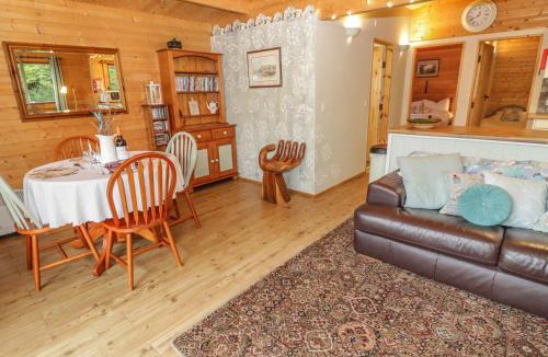 Henryd House | Y Caban