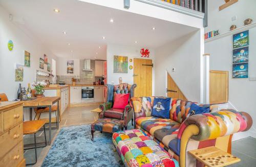 Ammanford House | Y Gwairdy