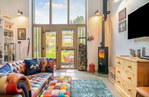 Ammanford House | Y Gwairdy