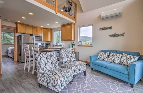 Yachats Apartment | Yachats Gem w/Private Balcony & Ocean Views!