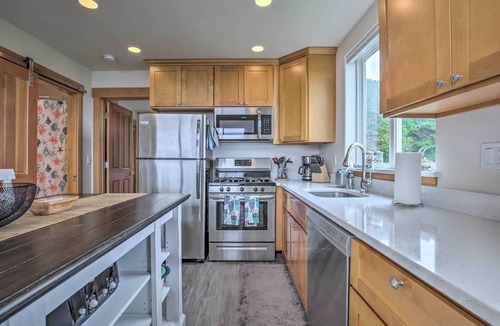 Yachats Apartment | Yachats Gem w/Private Balcony & Ocean Views!
