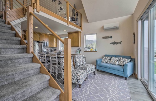 Yachats Apartment | Yachats Gem w/Private Balcony & Ocean Views!