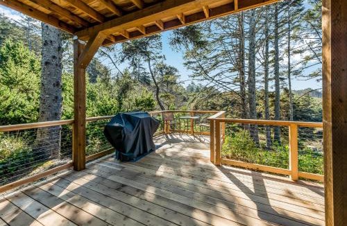 Agate Beach House | Yaquina Lighthouse View Beach Home