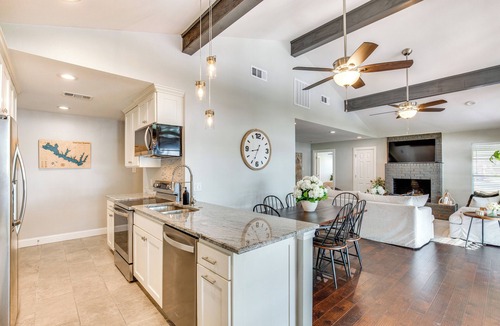 Gun Barrel City House | Yard, Deck & Fire Pit: Cedar Creek Reservoir Gem