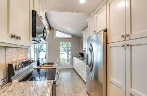 Gun Barrel City House | Yard, Deck & Fire Pit: Cedar Creek Reservoir Gem