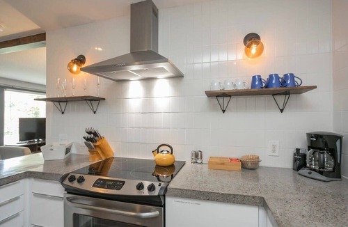 Rosebank House | Yard, Parking, 4.5 Mi to Bway