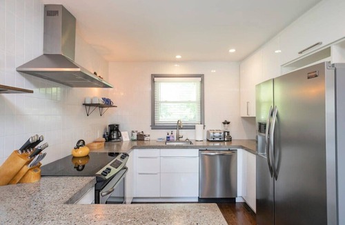 Rosebank House | Yard, Parking, 4.5 Mi to Bway