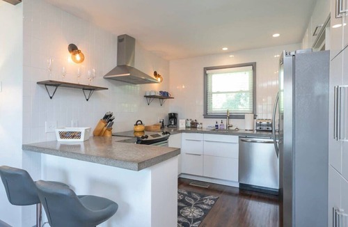 Rosebank House | Yard, Parking, 4.5 Mi to Bway