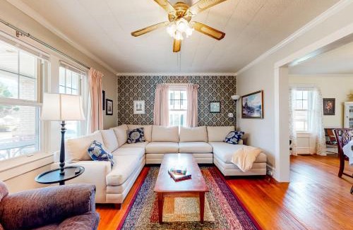 Hebron House | Yard, Porch & Fire Pit! Century-Old Hebron Escape
