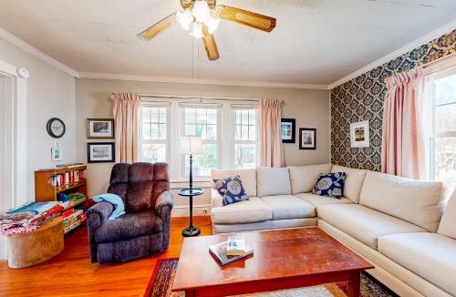 Hebron House | Yard, Porch & Fire Pit! Century-Old Hebron Escape