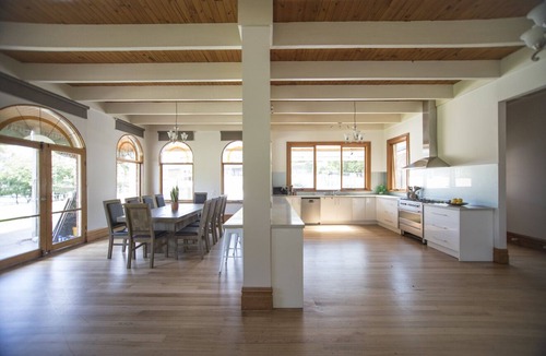 Wandin East House | Yarra Valley Fruit Farm with Pool