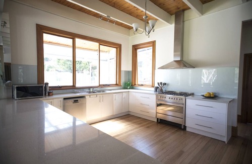 Wandin East House | Yarra Valley Fruit Farm with Pool