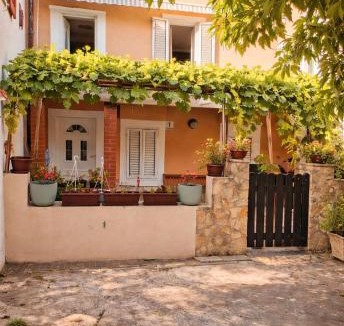 Nerezine Apartment | Yasmin Breeze Apartment