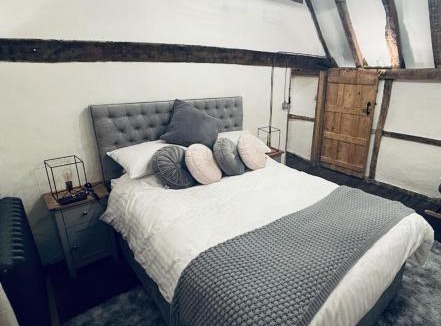 Crawley City Centre House | Ye Olde Cottage