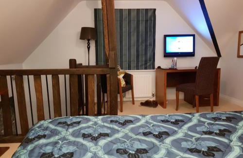 Ashmore Green Bed & Breakfast | Ye Olde Red Lion