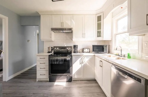 Dunnville Cottage | Year-Round Comfort – Firepit, Foosball, Piano, BBQ