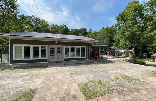 Lyndhurst Cottage | Year Round Lakefront Property On Beautiful Charleston Lake