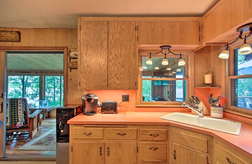 South Haven Cottage | Year-round Waterfront Getaway: Lake Access + Dock!
