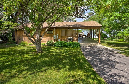 South Haven Cottage | Year-round Waterfront Getaway: Lake Access + Dock!